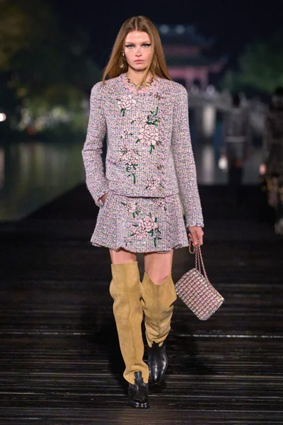Look 25